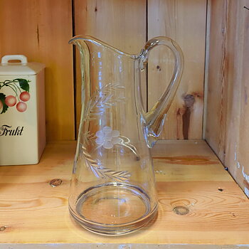 Äldre kanna i glas