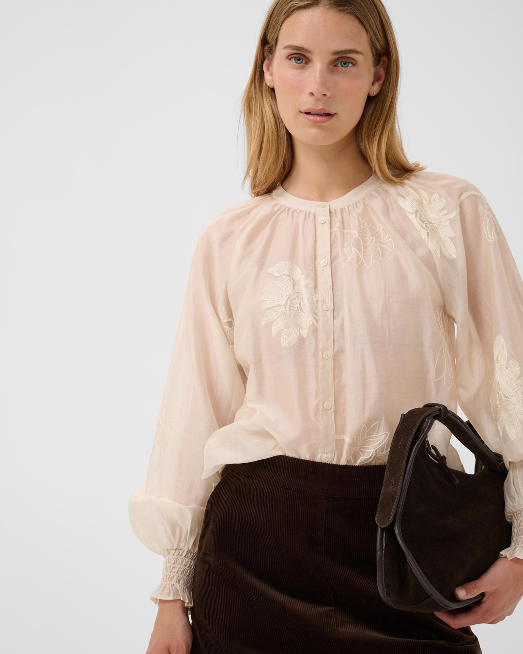 Blus Cheyanne med brodyr ljusbeige
