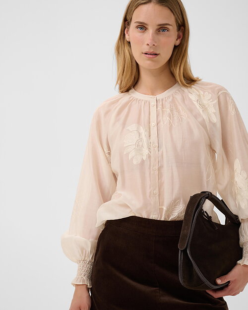 Blus Cheyanne med brodyr ljusbeige