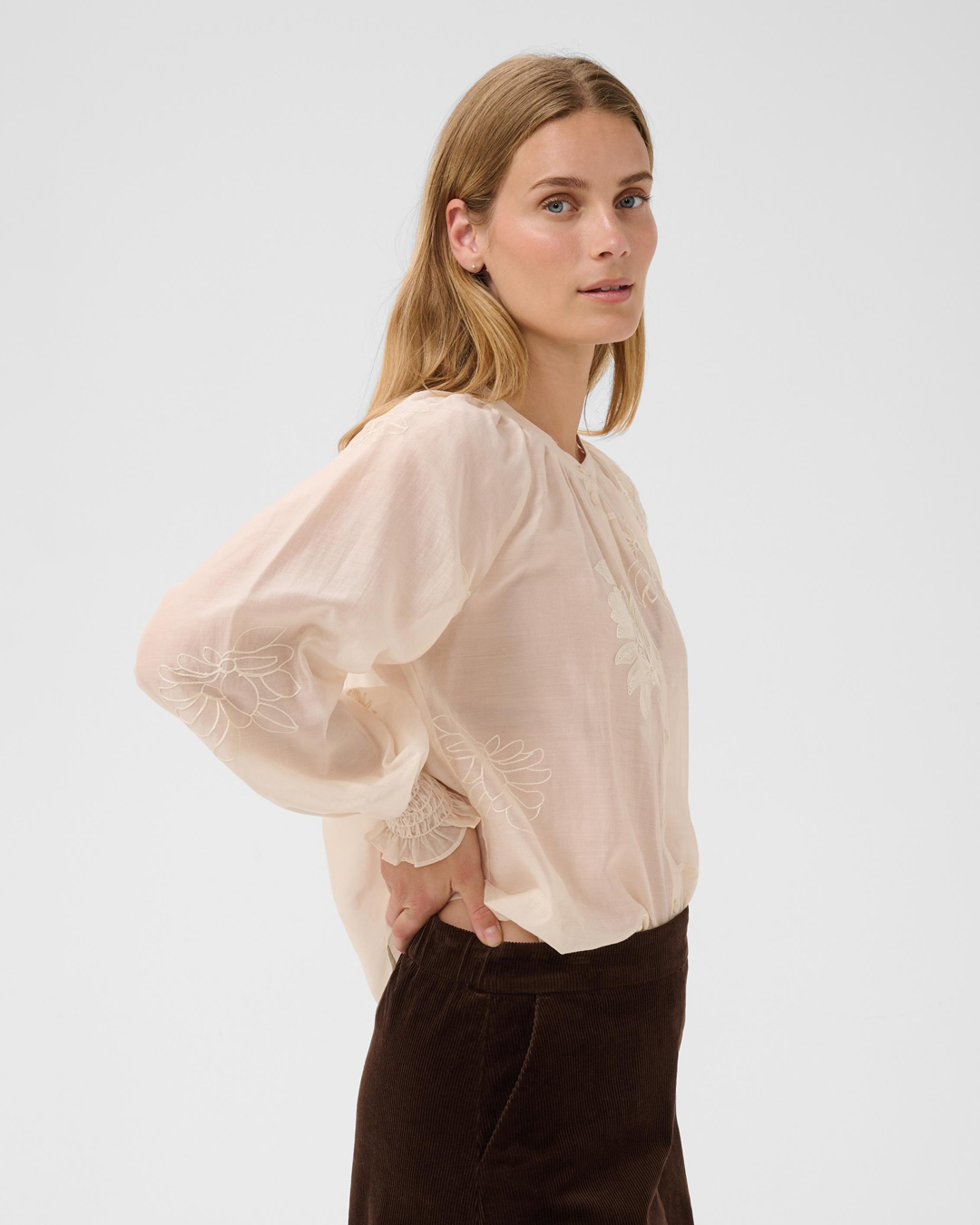 Blus Cheyanne med brodyr ljusbeige - 4