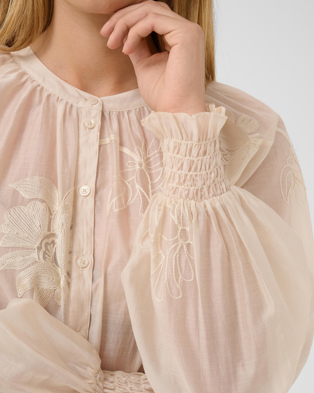 Blus Cheyanne med brodyr ljusbeige - 3
