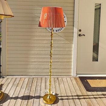 Golvlampa rosa skärm