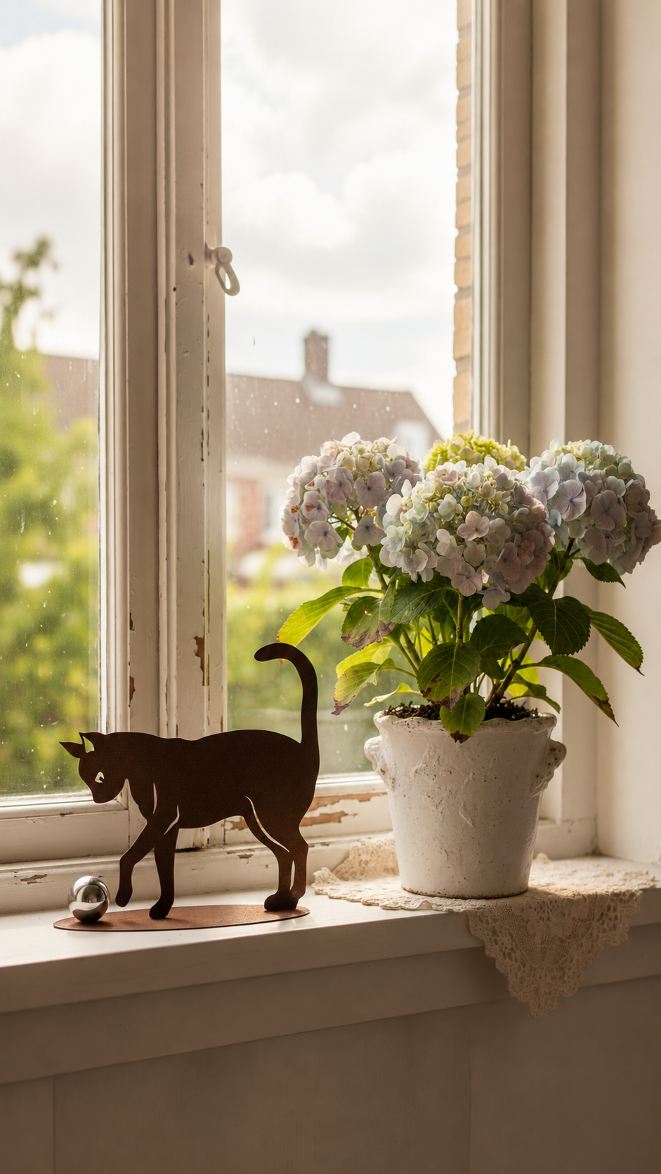 Katt med silverklot 20x19 cm Metall