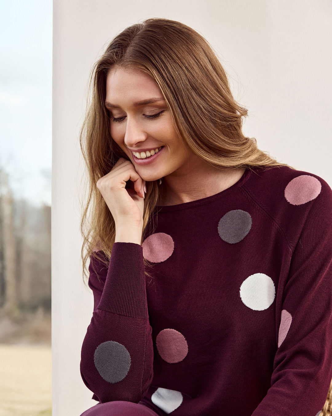 Jumper vinröd med prickar i grått/vitt/rosa
