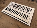 Korg Minilogue XD Ltd Edition Pearl White, beg 