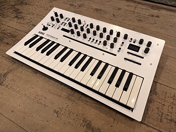 Korg Minilogue XD Ltd Edition Pearl White, beg 