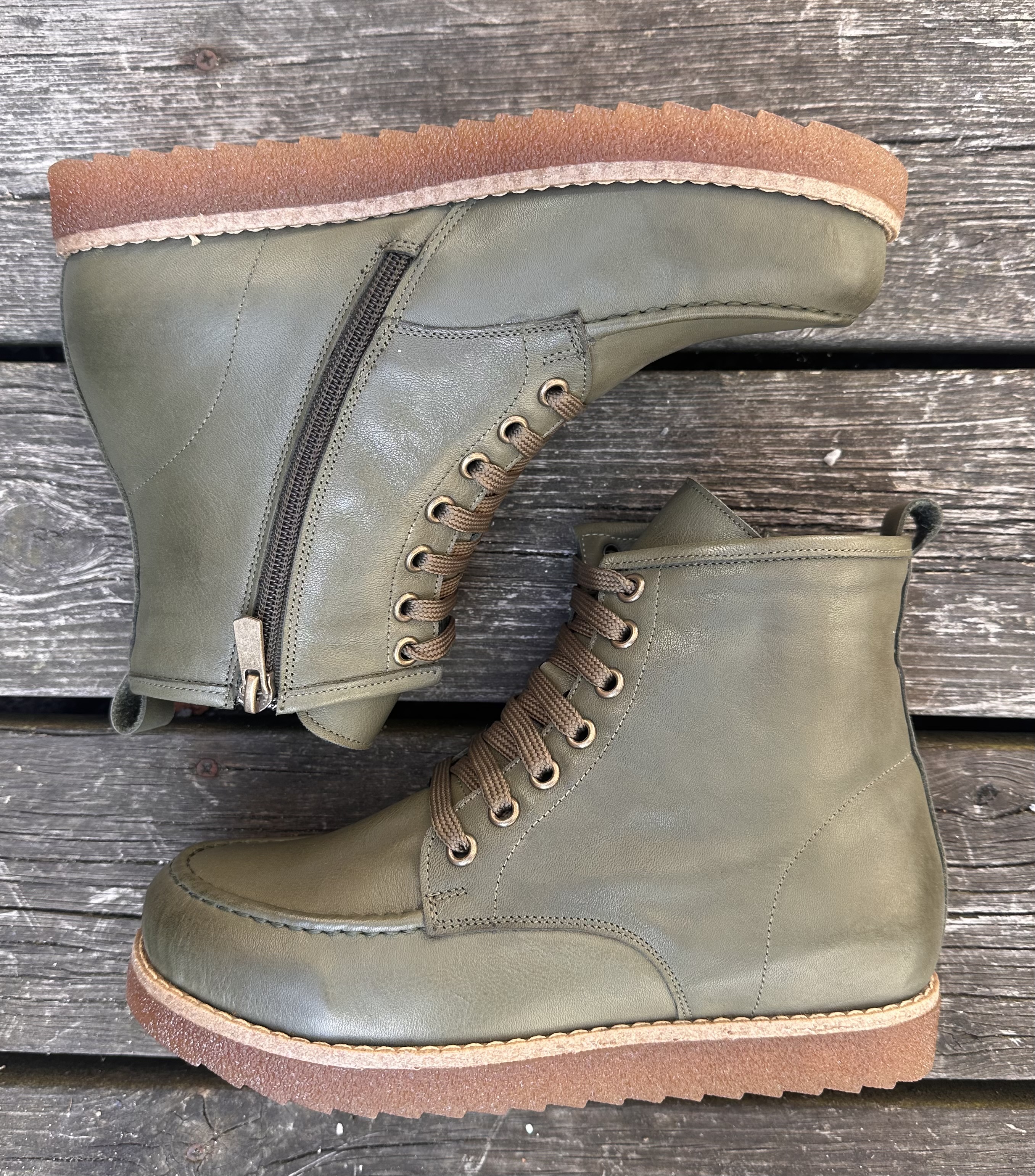  Charlotte of Swedens skinnkängor High Top med gummisula, oliv