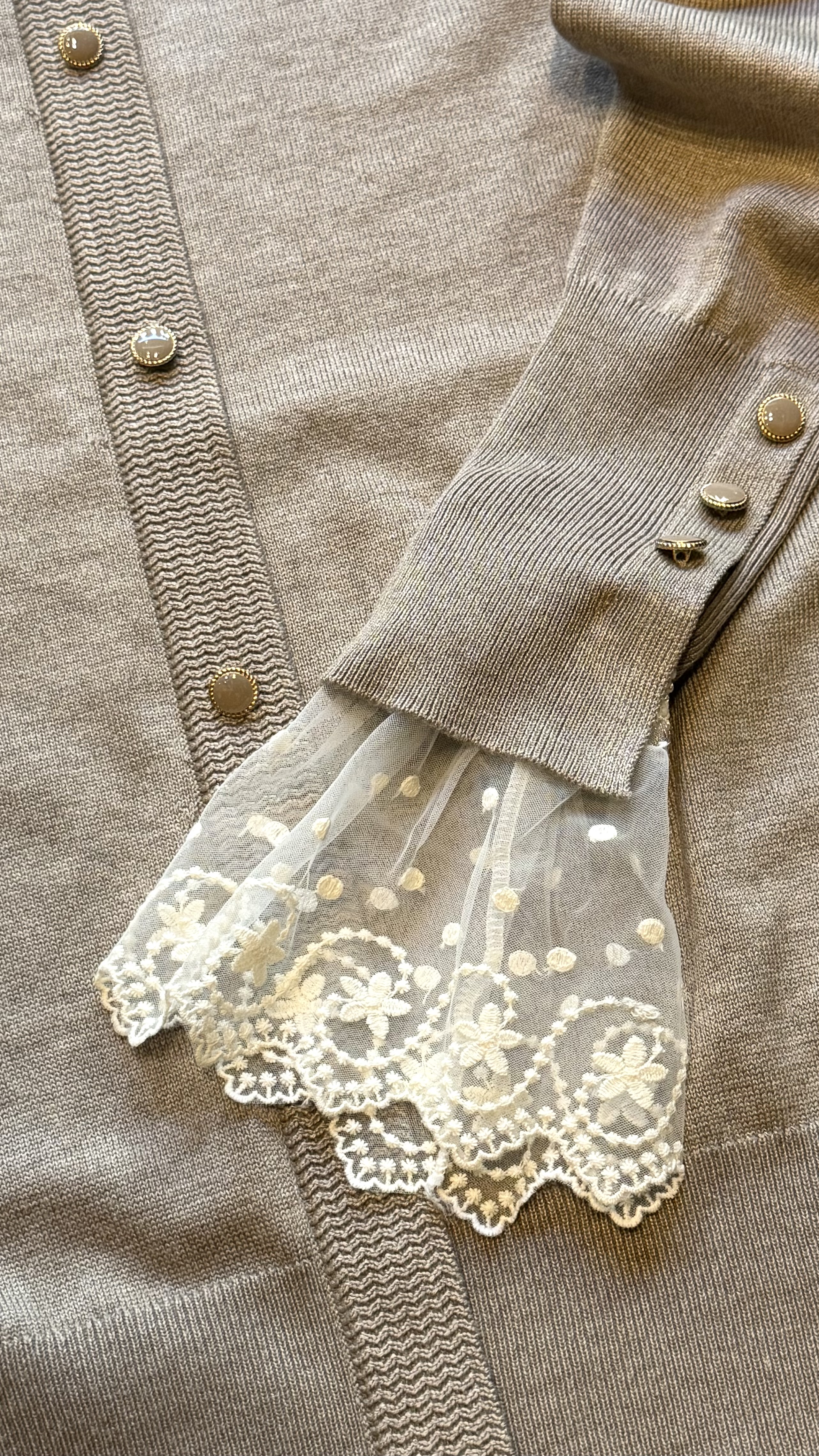 REEVA lace cuffs