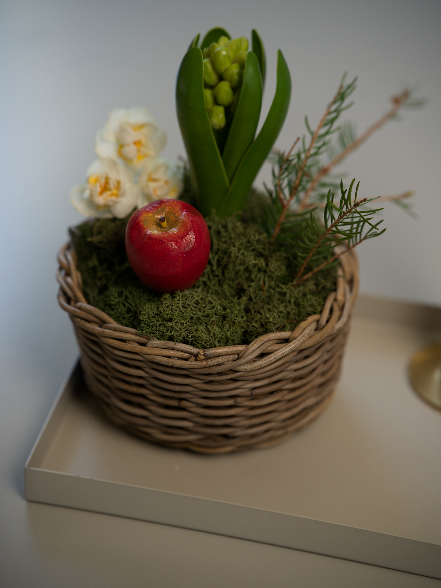 Äpple i trä på stick 1 styck