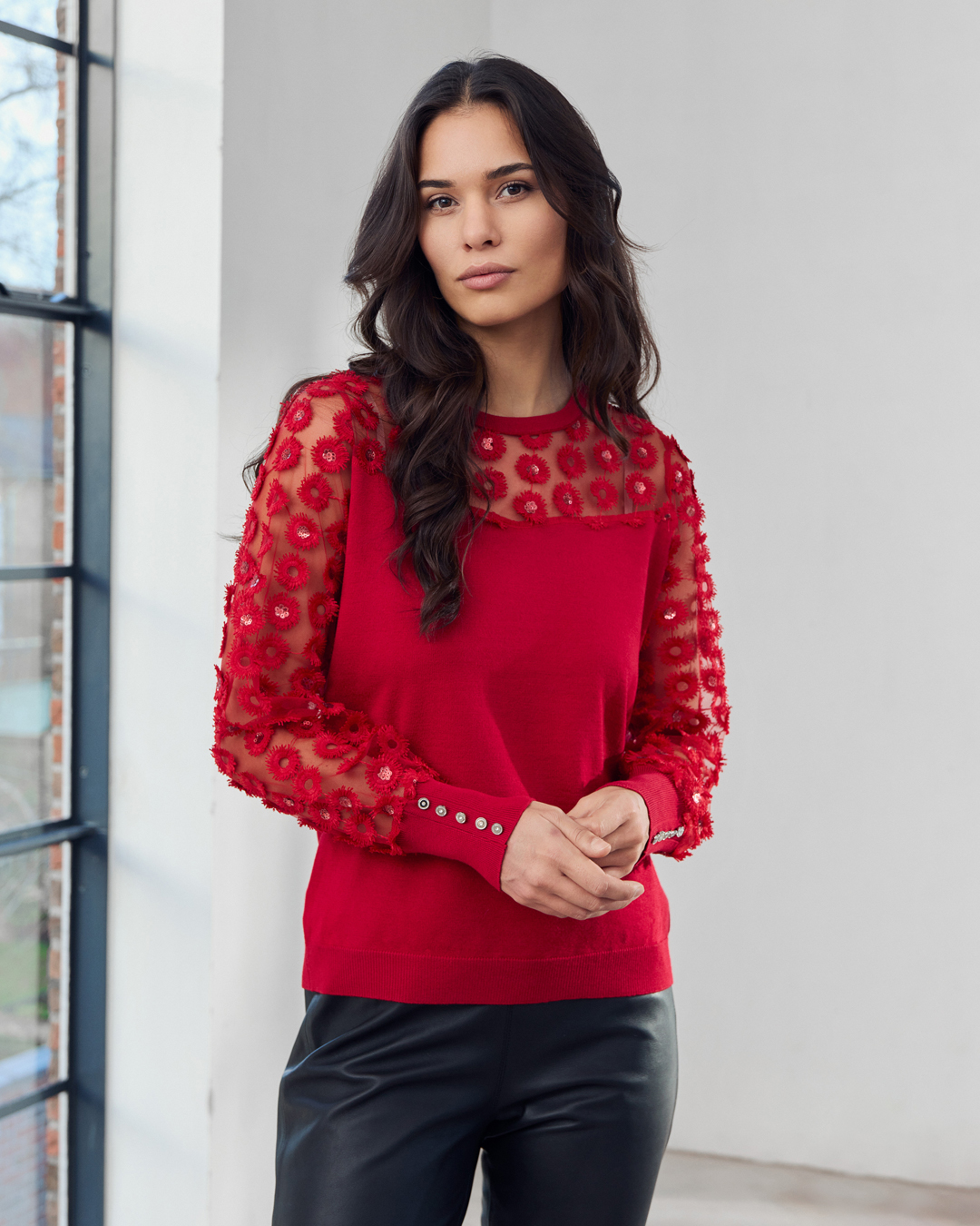Jumper med spetsblommor på ärm röd