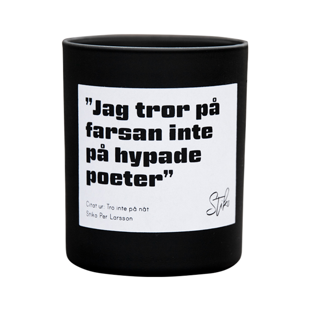 Doftljus med texten ”Jag tror på farsan inte på hypade poeter” ur låten ”Tro inte på nåt”.