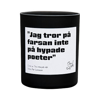Doftljus med texten ”Jag tror på farsan inte på hypade poeter” ur låten ”Tro inte på nåt”.