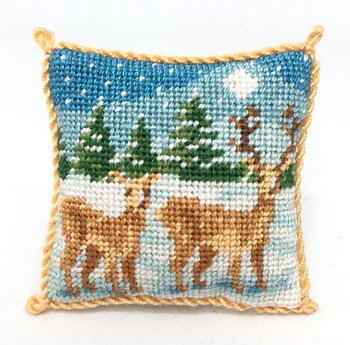 Broderikit kudde:  Rådjur i månsken. 3x3 cm