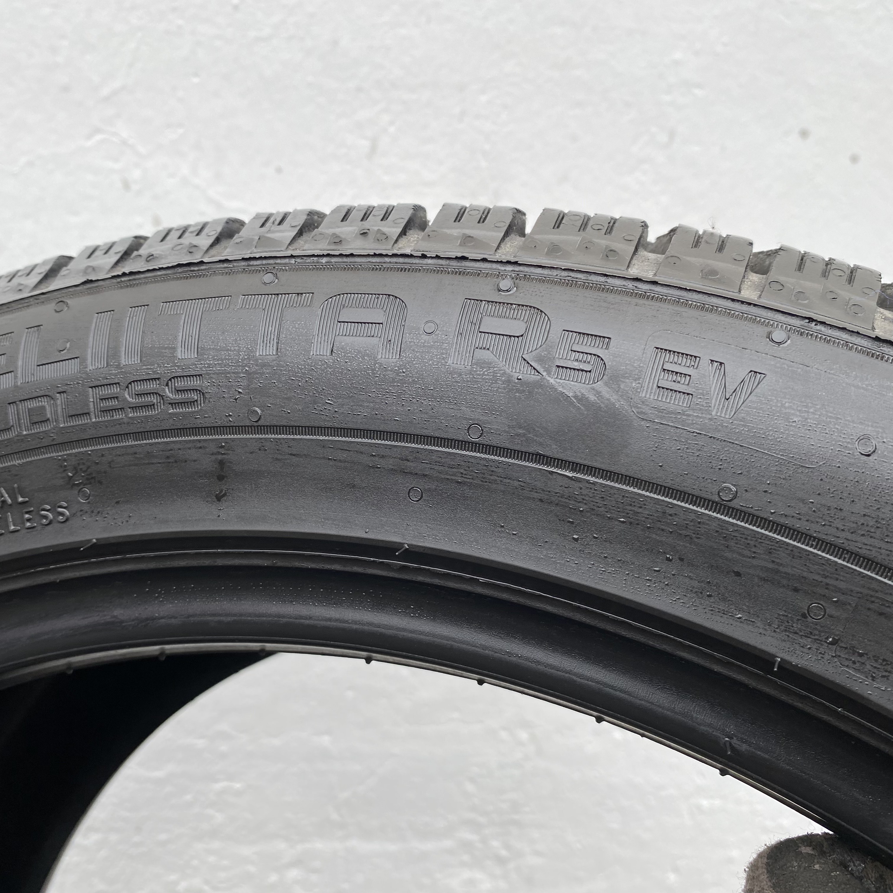 19" BEGAGNAT VINTERDÄCK M+S | 1 st 255/45 R19 104T XL Nokian Hakkapeliitta R5 EV | V48-23 | 6.7 mm | E-5 - 3