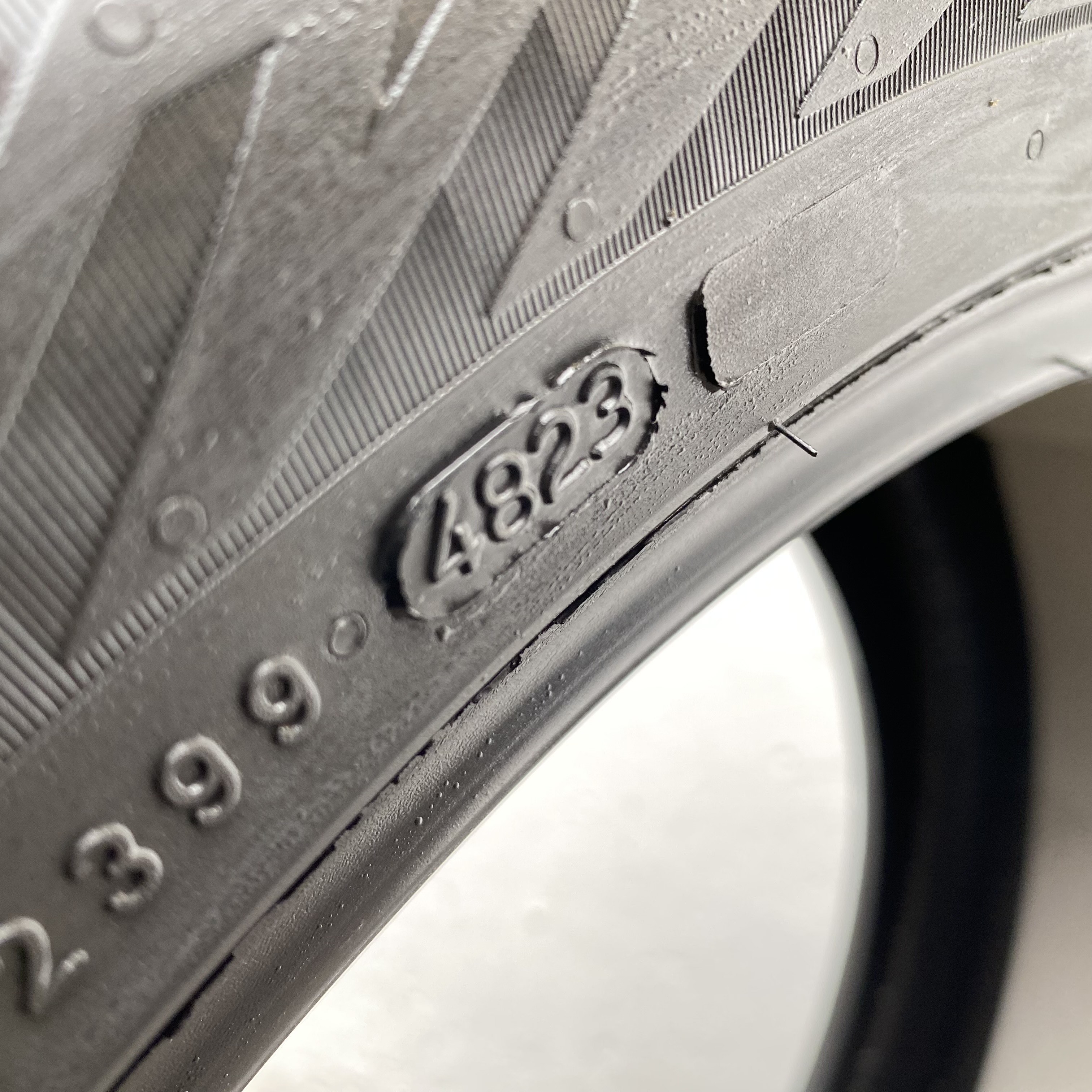 19" BEGAGNAT VINTERDÄCK M+S | 1 st 255/45 R19 104T XL Nokian Hakkapeliitta R5 EV | V48-23 | 6.7 mm | E-5 - 5