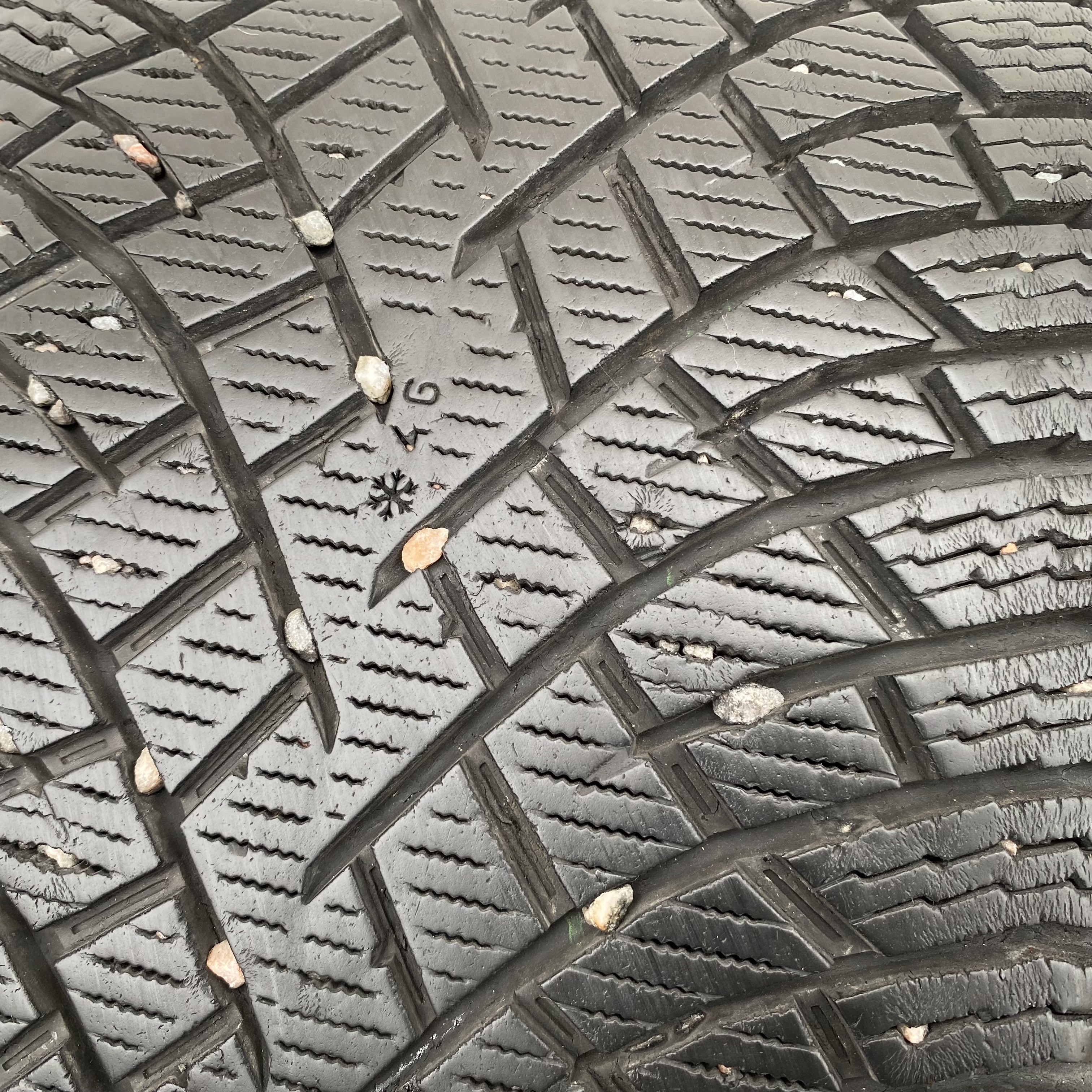 19" BEGAGNAT VINTERDÄCK M+S | 1 st 255/45 R19 104T XL Nokian Hakkapeliitta R5 EV | V48-23 | 6.7 mm | E-5 - 2