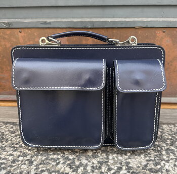 Boxväskan storlek 27x20x11, LITEN, mörkblå
