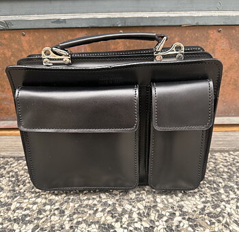 Boxväskan storlek 27x20x11, LITEN, svart