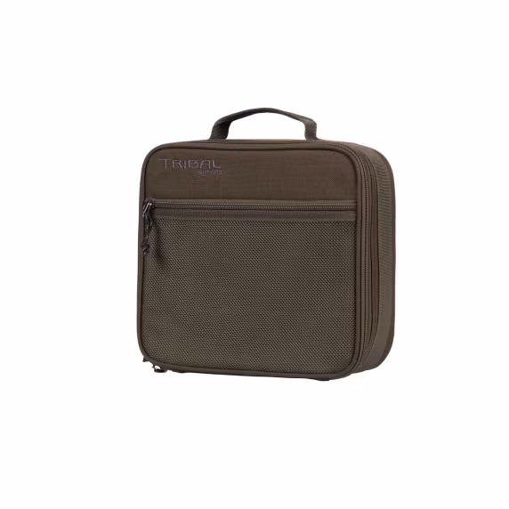 Stor kapacitet och smart design i ett och samma format. Shimano Tribal Large Accessory Bag är utvecklad för fiskare som vill få med sig mycket utrustning, samtidigt som allt ska vara organiserat, skyddat och lättillgängligt.