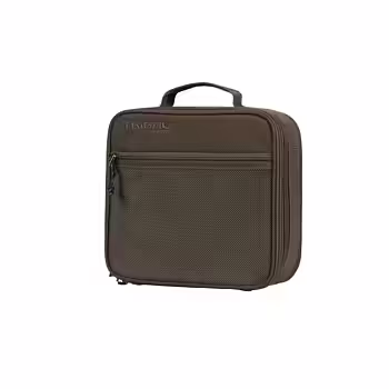 Stor kapacitet och smart design i ett och samma format. Shimano Tribal Large Accessory Bag är utvecklad för fiskare som vill få med sig mycket utrustning, samtidigt som allt ska vara organiserat, skyddat och lättillgängligt.