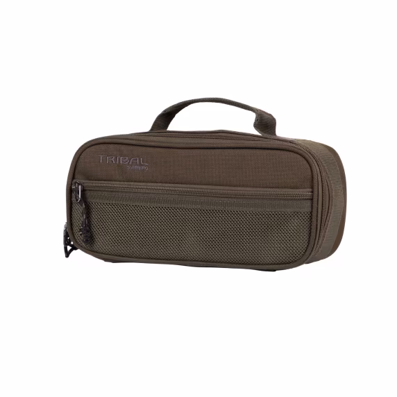 Stor kapacitet och smart design i ett och samma format. Shimano Tribal Medium Accessory Bag är utvecklad för fiskare som vill få med sig mycket utrustning, samtidigt som allt ska vara organiserat, skyddat och lättillgängligt.