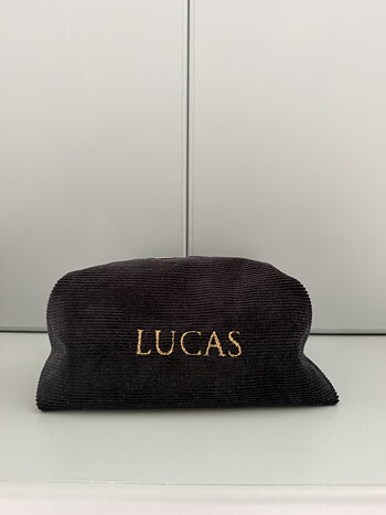 Necessär, Lucas