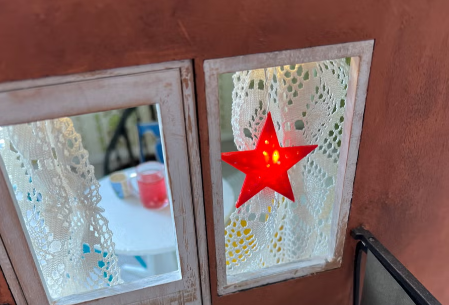 Julstjärna - gjord i resin -från Nukkekoti Väinölä - Röd