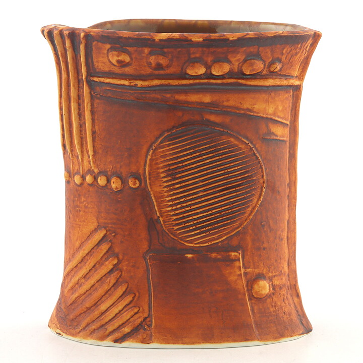  Bertil Vallien (Terra 1978) Brown Hourglass Vase with Relief Decor 13 cm (4)