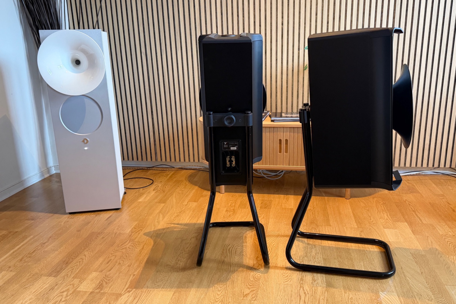 Avantgarde Acoustic Colibri med stativ - Beg - 2