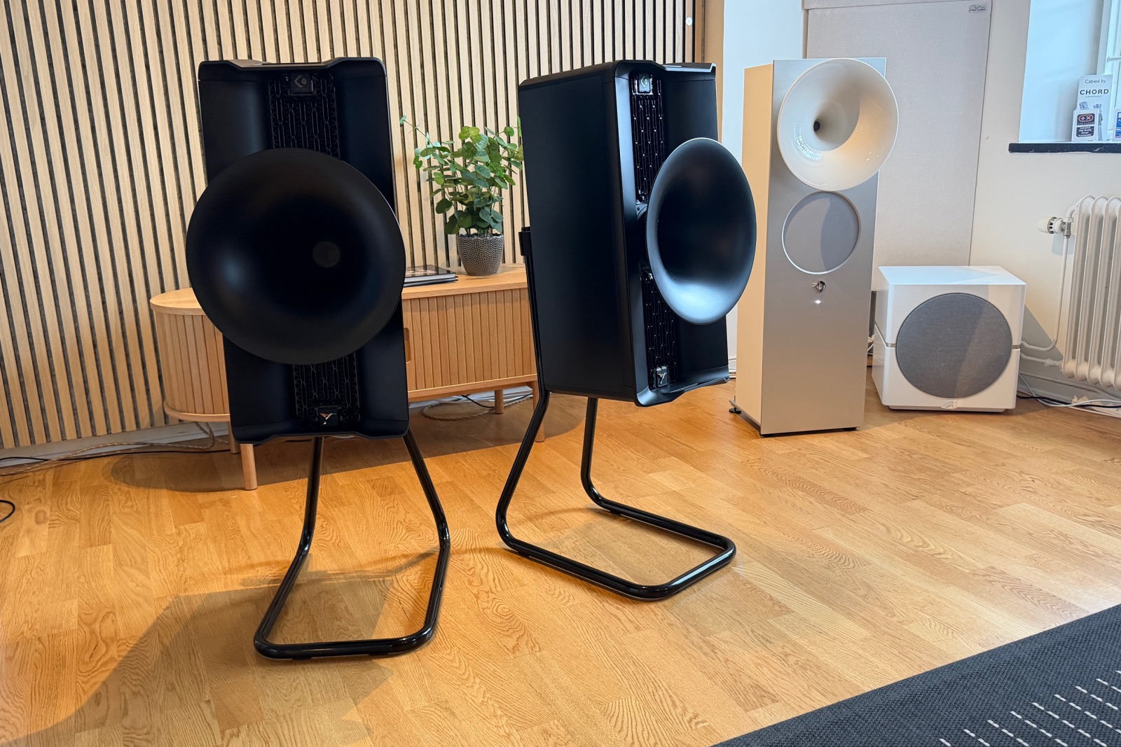Avantgarde Acoustic Colibri med stativ - Beg - 3