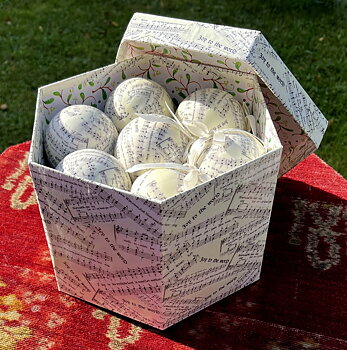 Ask i kraftig kartong med 14 julkulor i kraftig papp  papier mache sidenband shabby chic lantlig stil