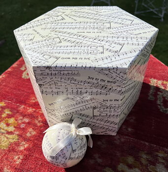 Ask i kraftig kartong med 14 julkulor i kraftig papp  papier mache sidenband shabby chic lantlig stil