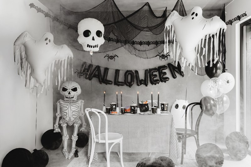 Svart Halloweenväv som dekoration till Halloweenfest
