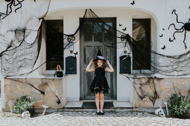 Svart Halloweenväv som kuslig dekoration vid entré