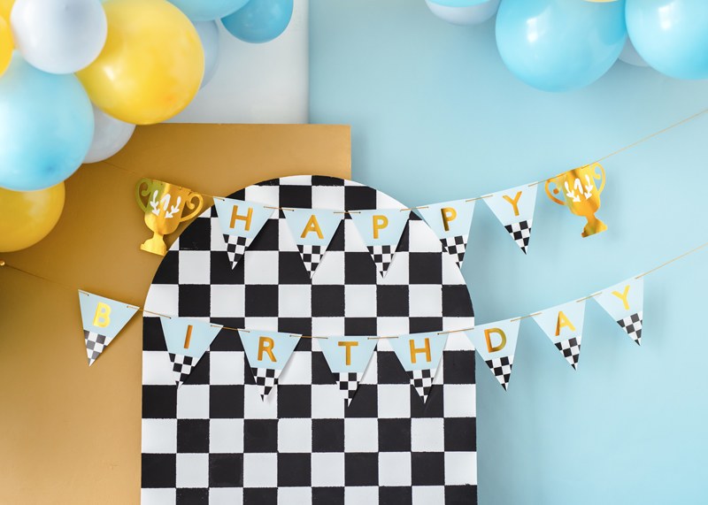 Happy Birthday girlang som dekoration till racingkalas