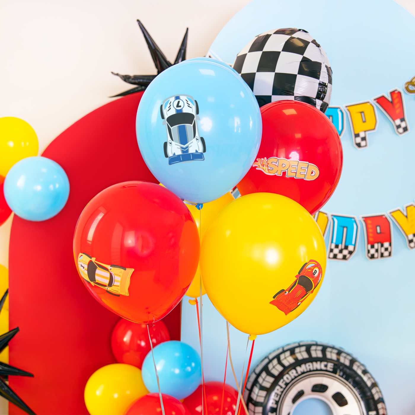 Färgglada racingballonger med racerbilar till bilkalas