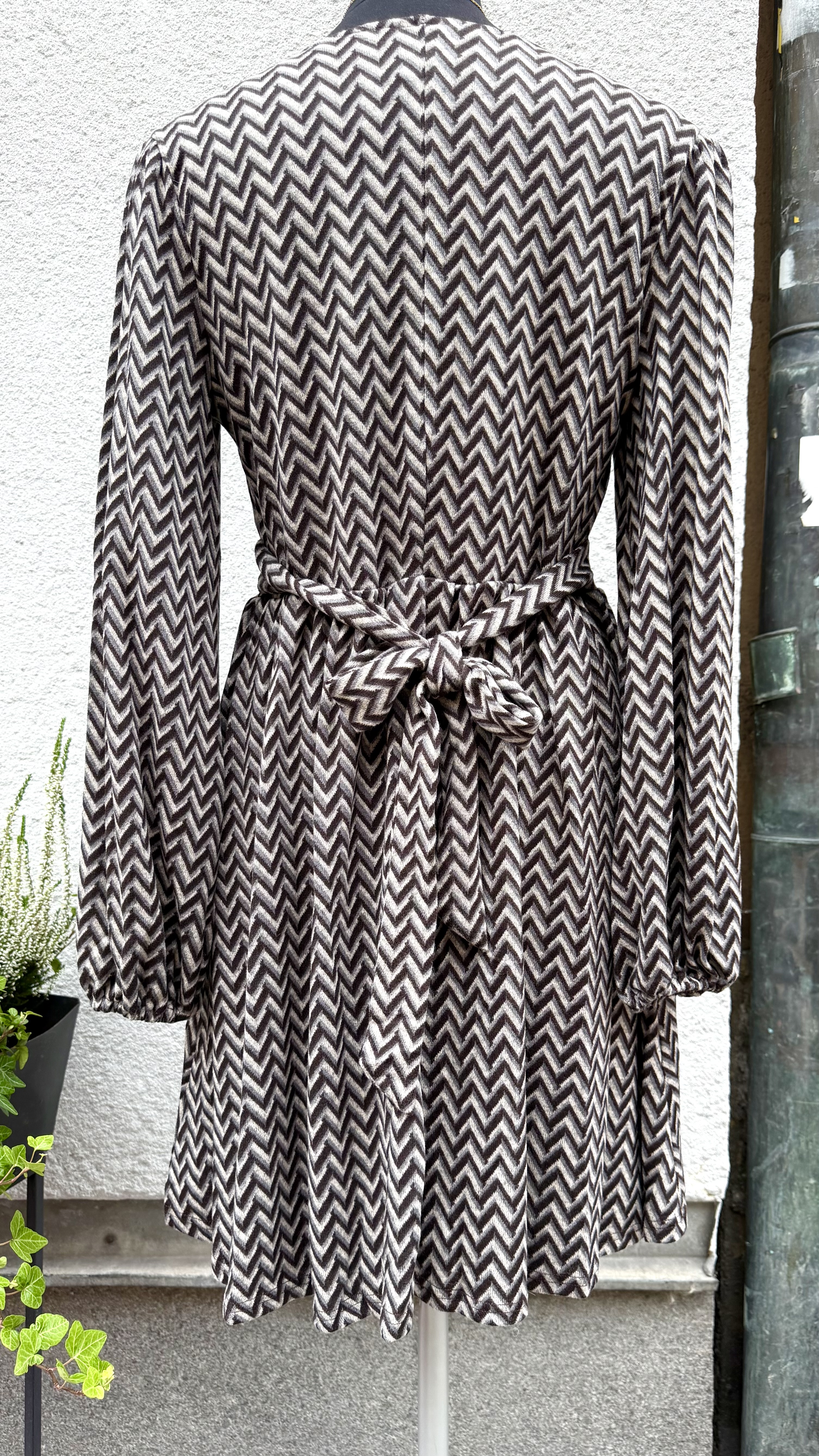 Kristy V-neck dress - 4