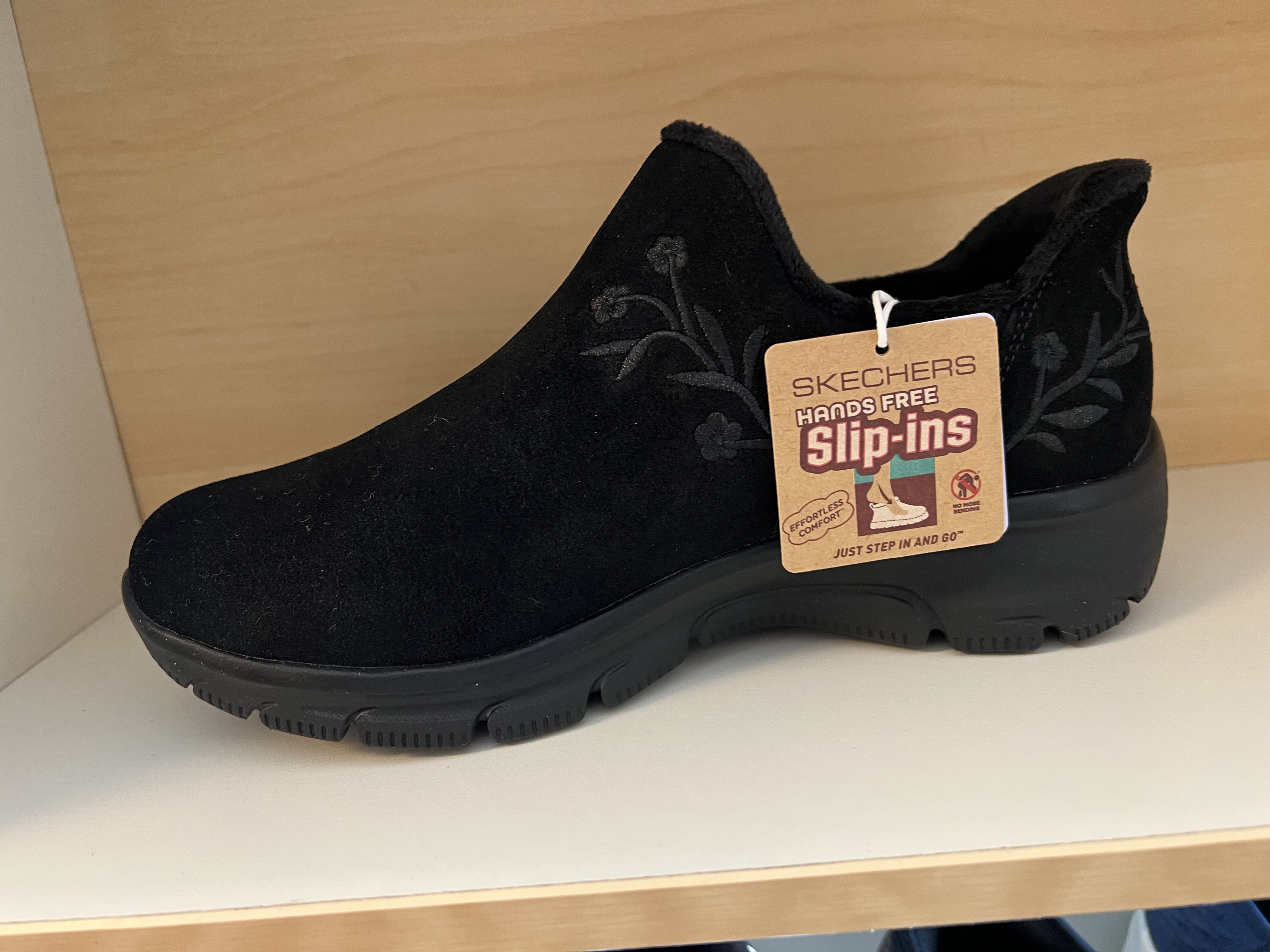 Skechers Rymliga "Relaxed Fit" Slip-on- Damkänga i svart Scotchgard-behandlad mocka med broderat blommotiv.  AirCooled, Memory Foam vadderad innersula. Fodrad. (Relaxed Fit= Bredare både höjd och bredd. Fokus på att tårna ska vara fria och kunna andas. - 3