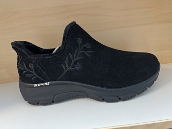 Skechers Rymliga "Relaxed Fit" Slip-on- Damkänga i svart Scotchgard-behandlad mocka med broderat blommotiv.  AirCooled, Memory Foam vadderad innersula. Fodrad. (Relaxed Fit= Bredare både höjd och bredd. Fokus på att tårna ska vara fria och kunna andas.