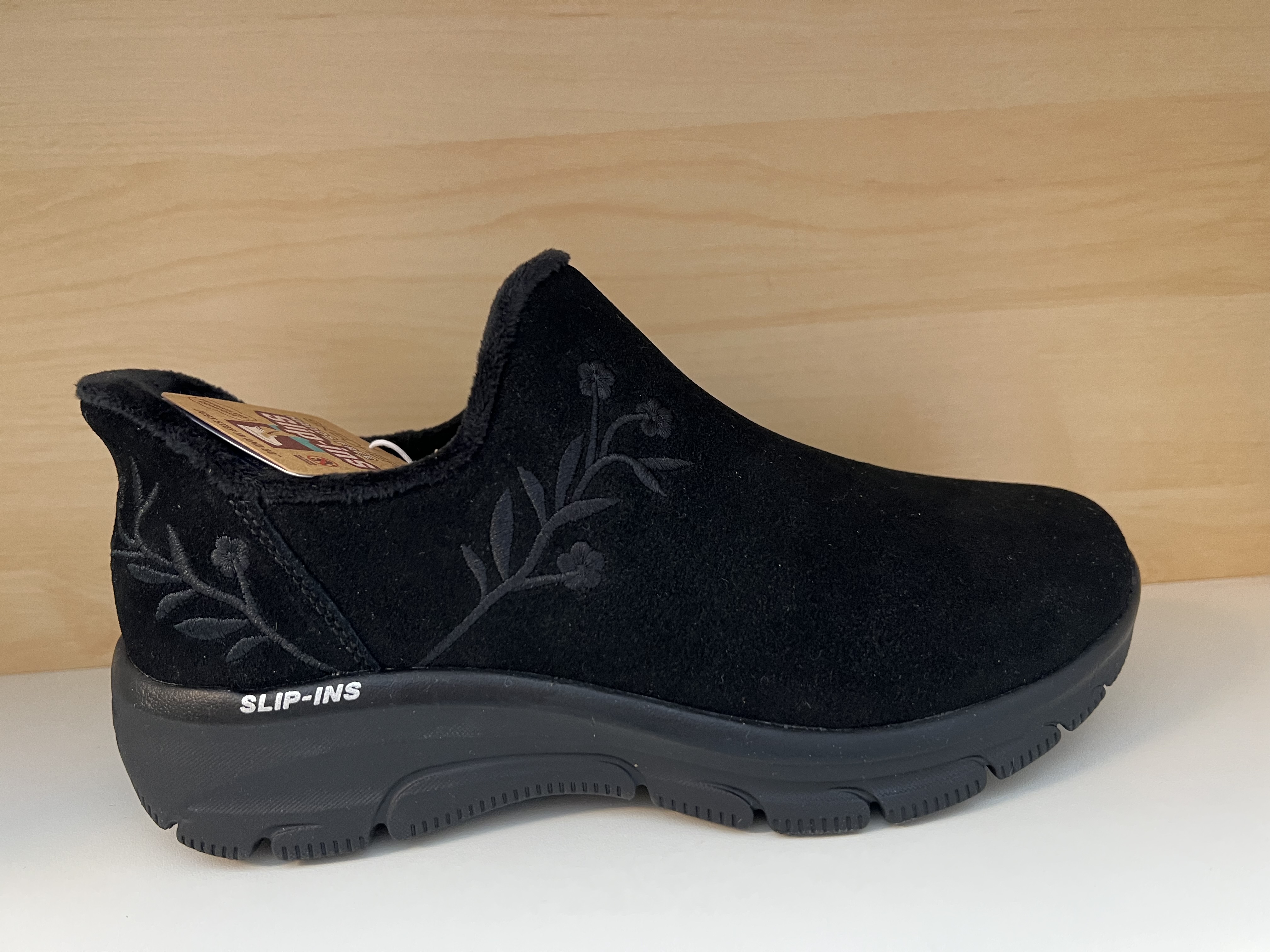 Skechers Rymliga "Relaxed Fit" Slip-on- Damkänga i svart Scotchgard-behandlad mocka med broderat blommotiv.  AirCooled, Memory Foam vadderad innersula. Fodrad. (Relaxed Fit= Bredare både höjd och bredd. Fokus på att tårna ska vara fria och kunna andas. - 2