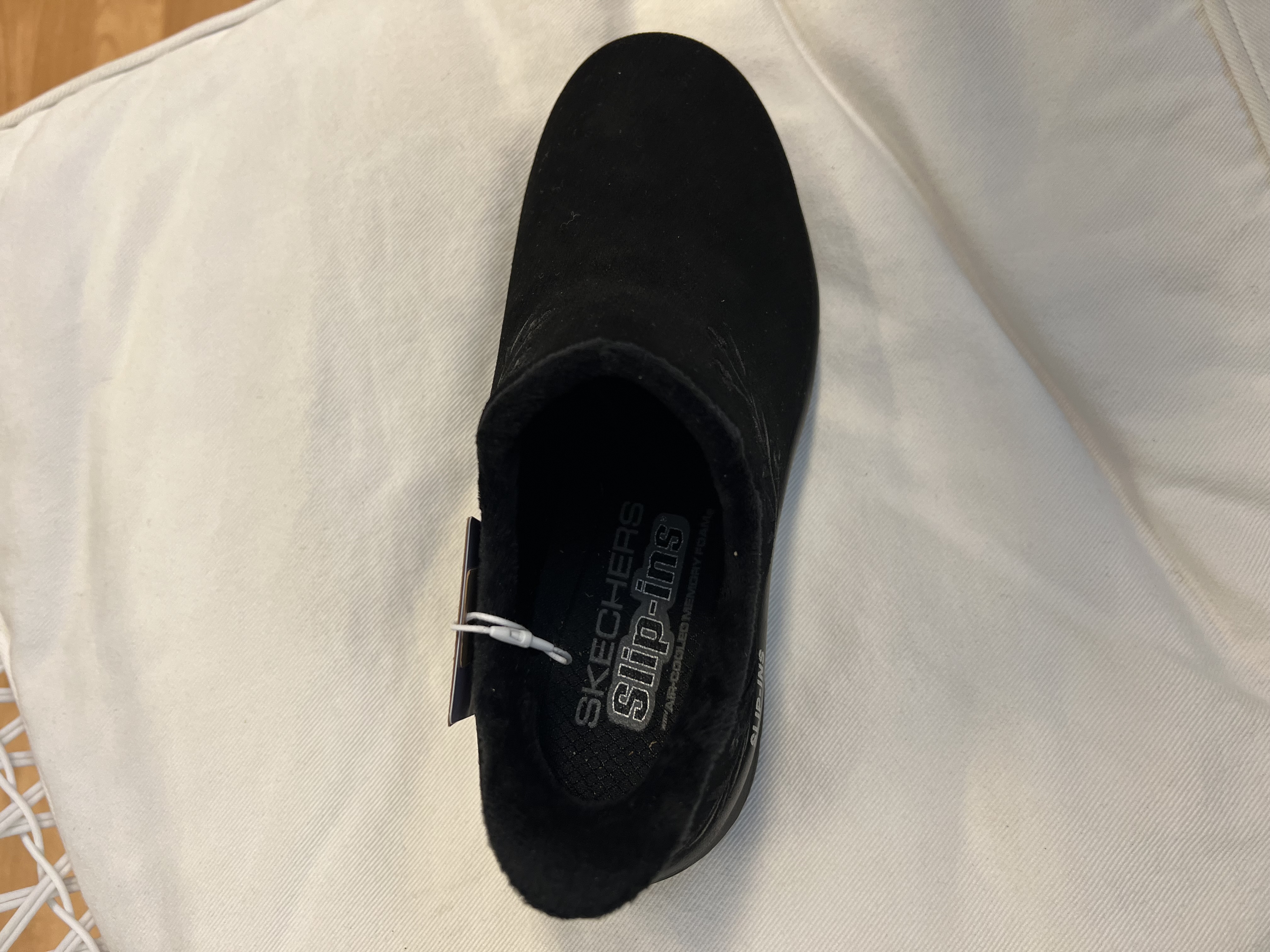 Skechers Rymliga "Relaxed Fit" Slip-on- Damkänga i svart Scotchgard-behandlad mocka med broderat blommotiv.  AirCooled, Memory Foam vadderad innersula. Fodrad. (Relaxed Fit= Bredare både höjd och bredd. Fokus på att tårna ska vara fria och kunna andas. - 4