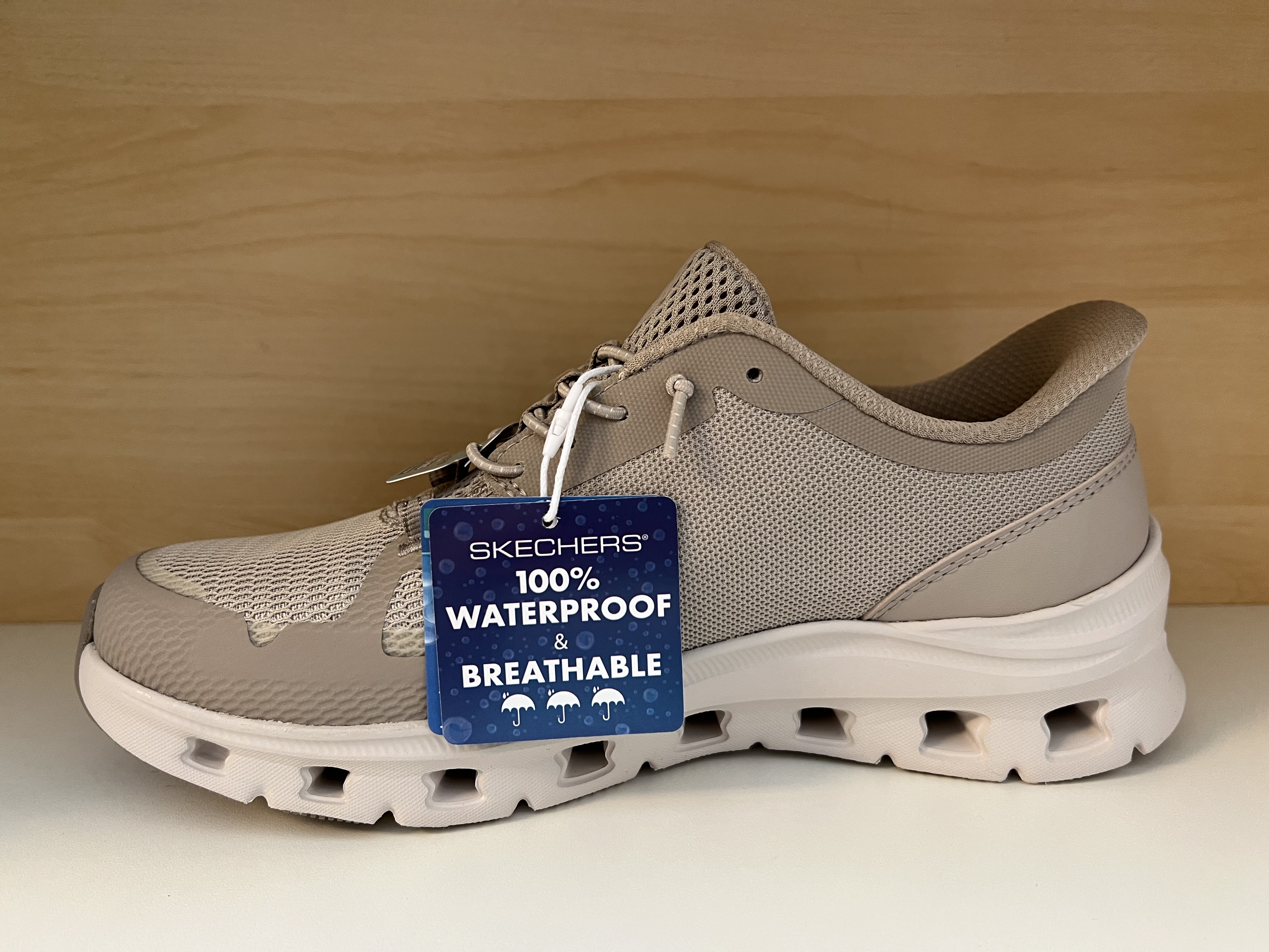 Skechers Fritidssko. Glide-step med Memory Foam och Air-Cooled innersula, Waterproof. Slip-Ins.  Resårskosnören. - 2