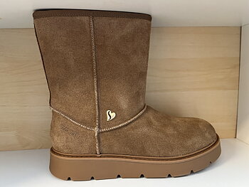 Skechers "UGGS" stövel i ljusbrun Scotchgard behandlad mocka ( lätt att rengöra) Ullfoder + vadderad warm Tech Memory Foam innersula.