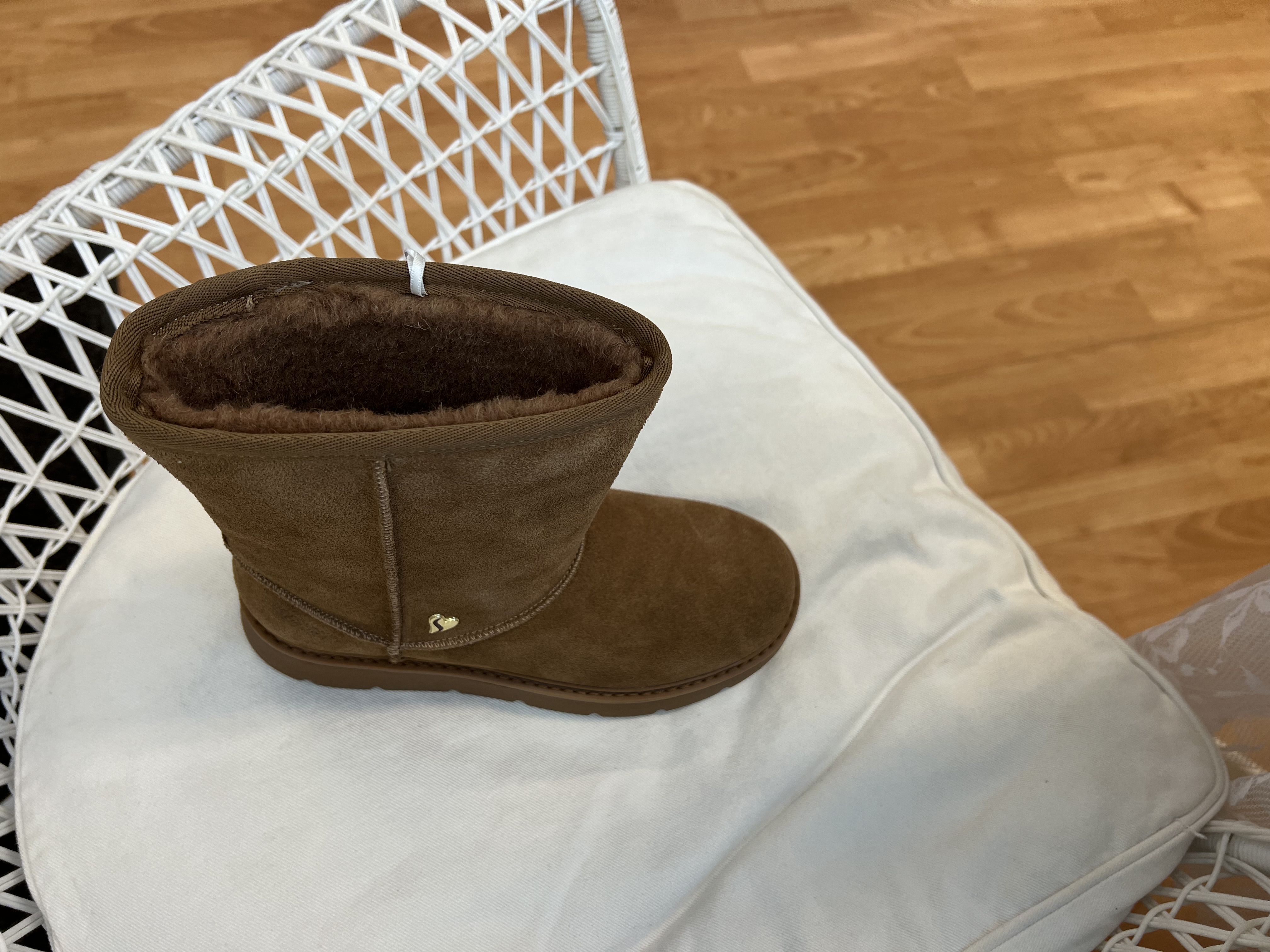 Skechers "UGGS" stövel i ljusbrun Scotchgard behandlad mocka ( lätt att rengöra) Ullfoder + vadderad warm Tech Memory Foam innersula. - 4