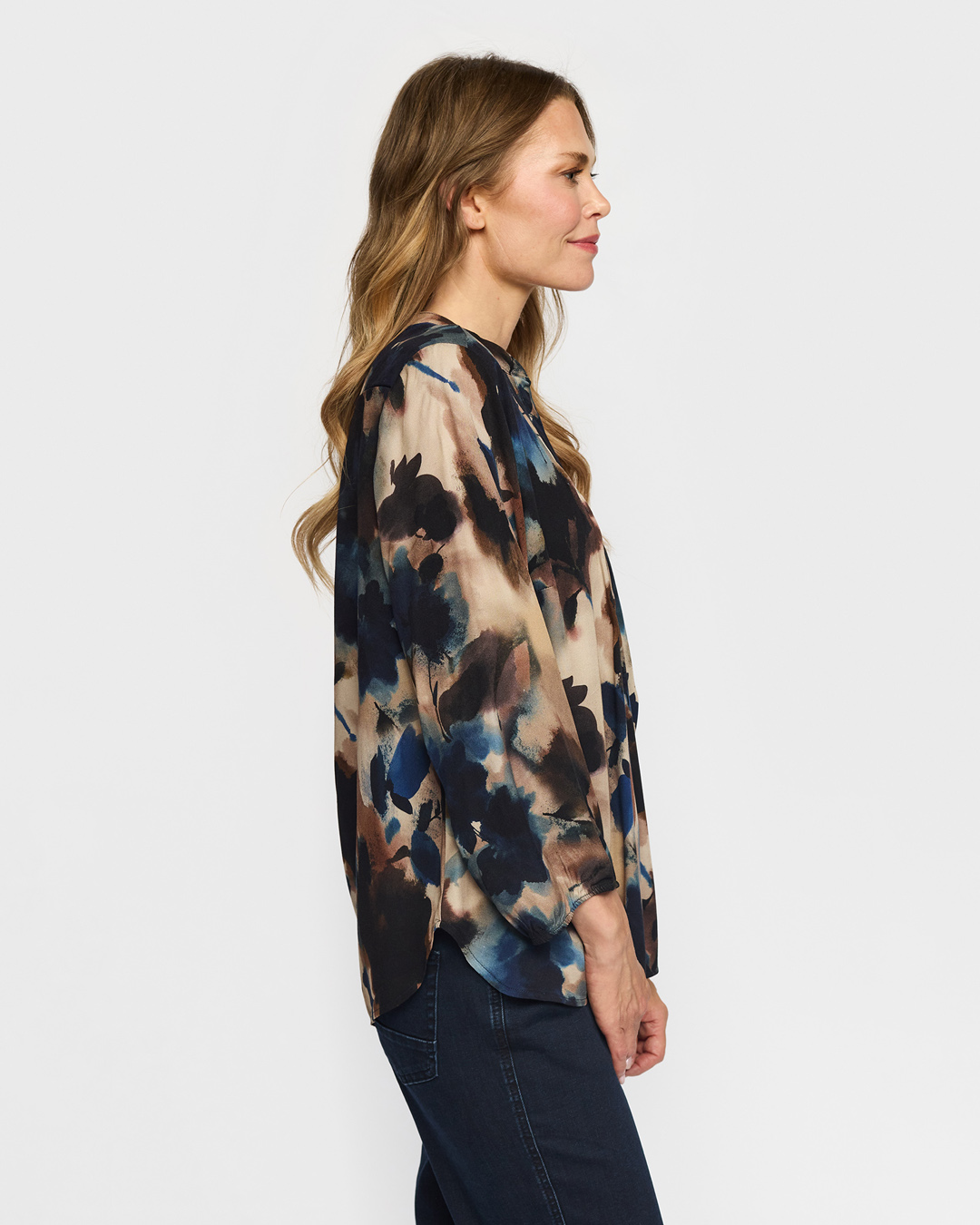 Blus Elsa v-ringad blå/beige mönstrad - 4