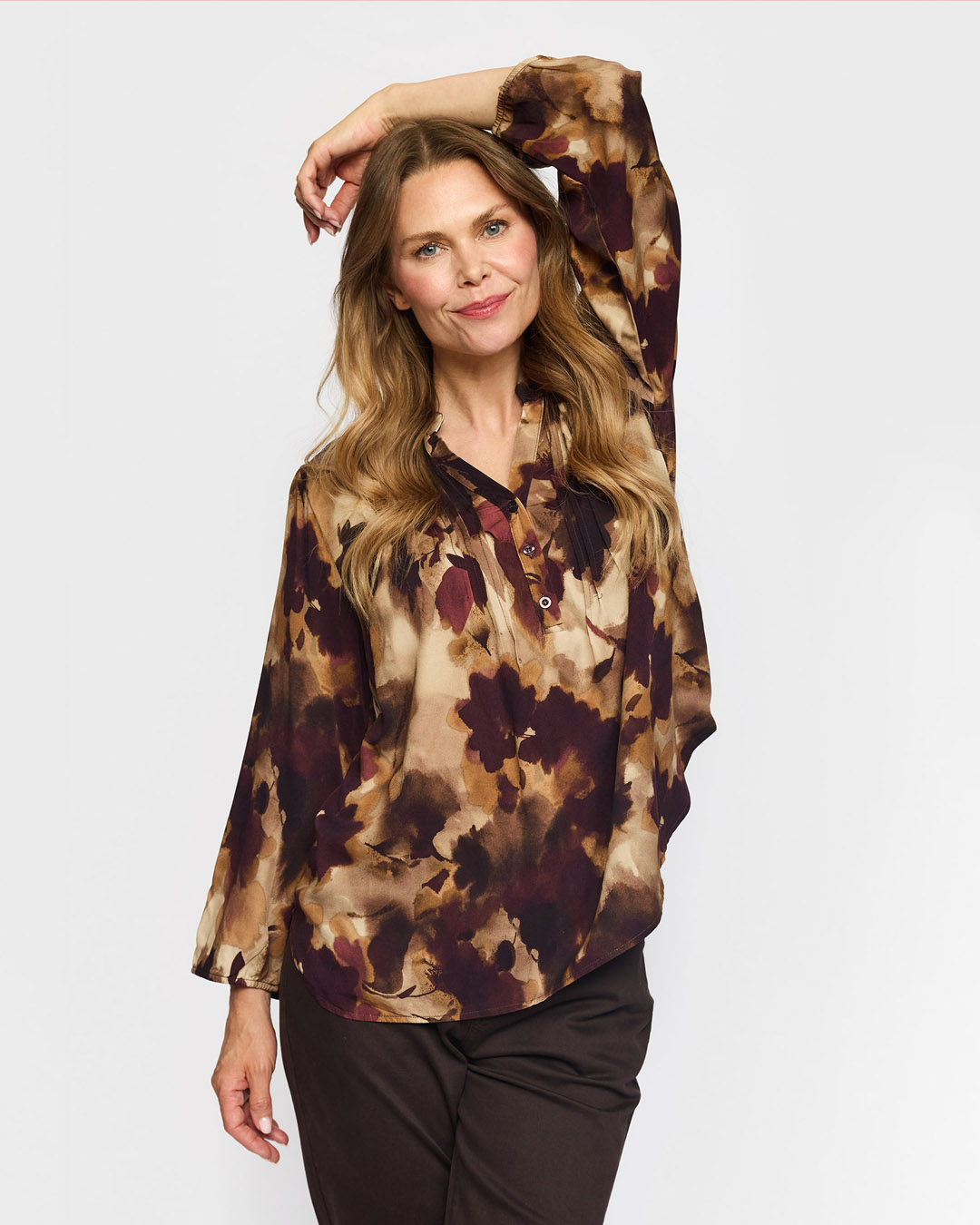 Blus Elsa v-ringad vinröd/beige mönstrad