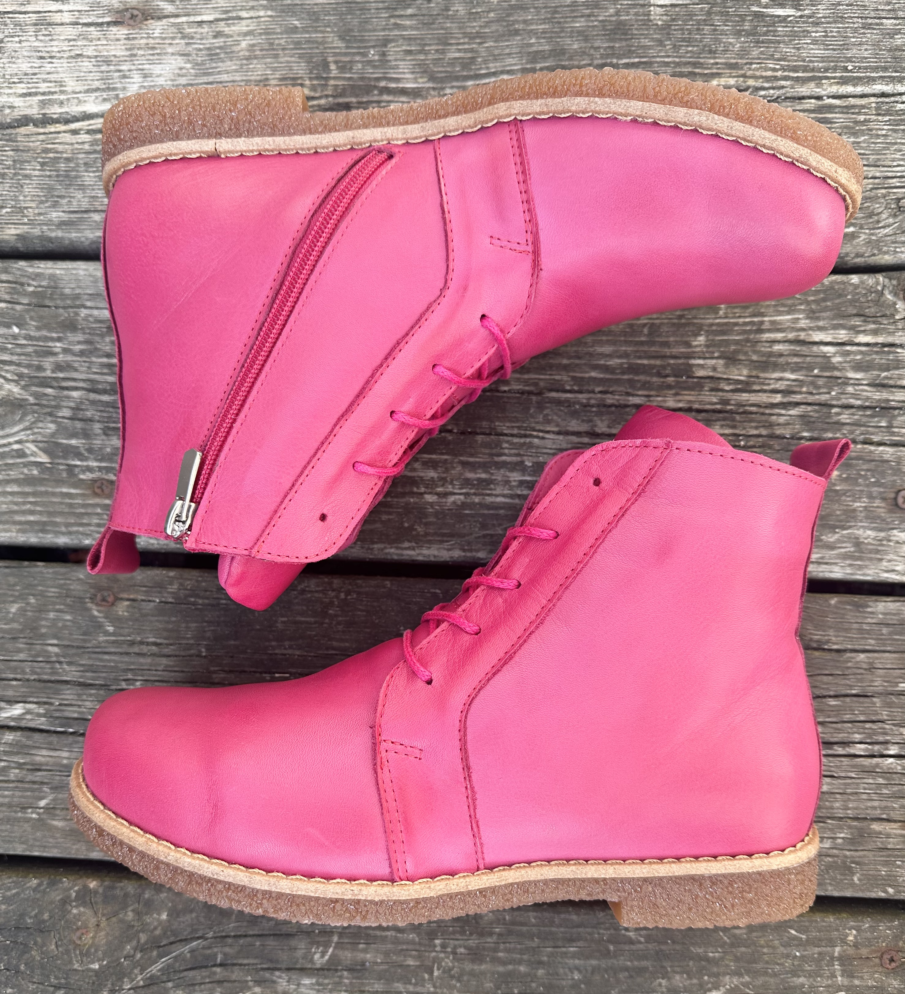 Charlotte of Sweden klassiska snörkängor med svart sula, hot pink