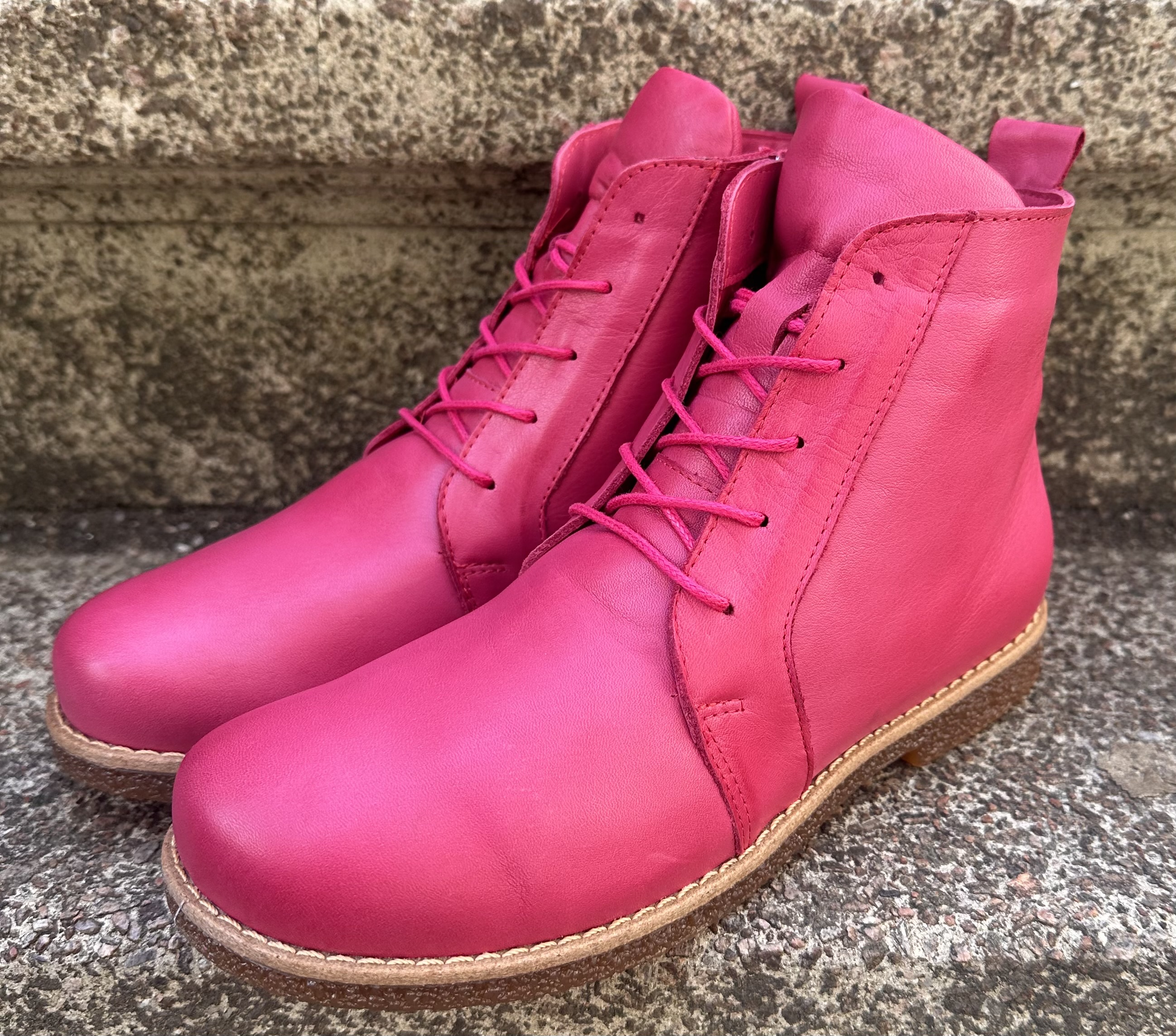 Charlotte of Sweden klassiska snörkängor med svart sula, hot pink - 3