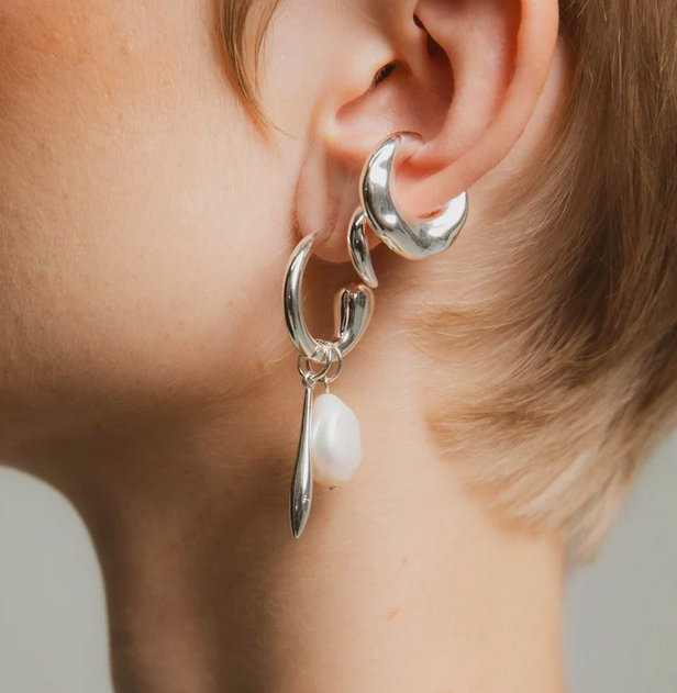 Swirl Statement Charm Örhängen Sötvattenspärlor Silver