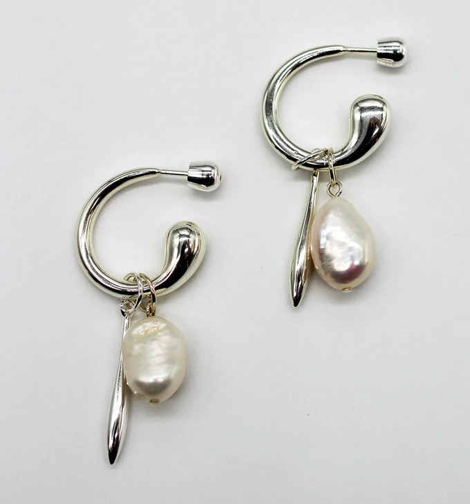 Swirl Statement Charm Örhängen Sötvattenspärlor Silver